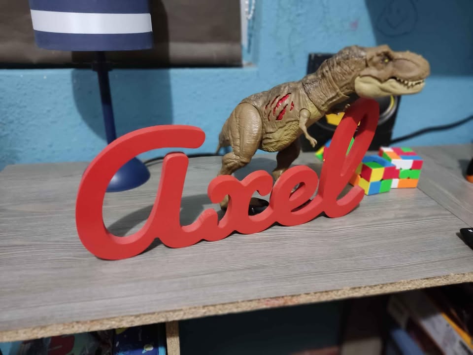 Nombresito Axel en rojo sobre escritorio