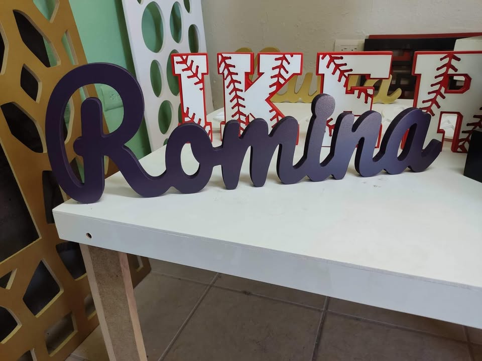 Nombresito Romina en morado