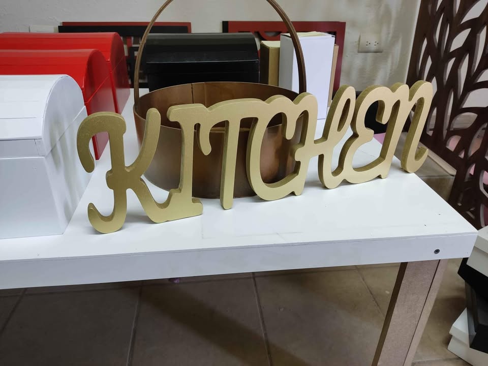 Letrero Kitchen en dorado